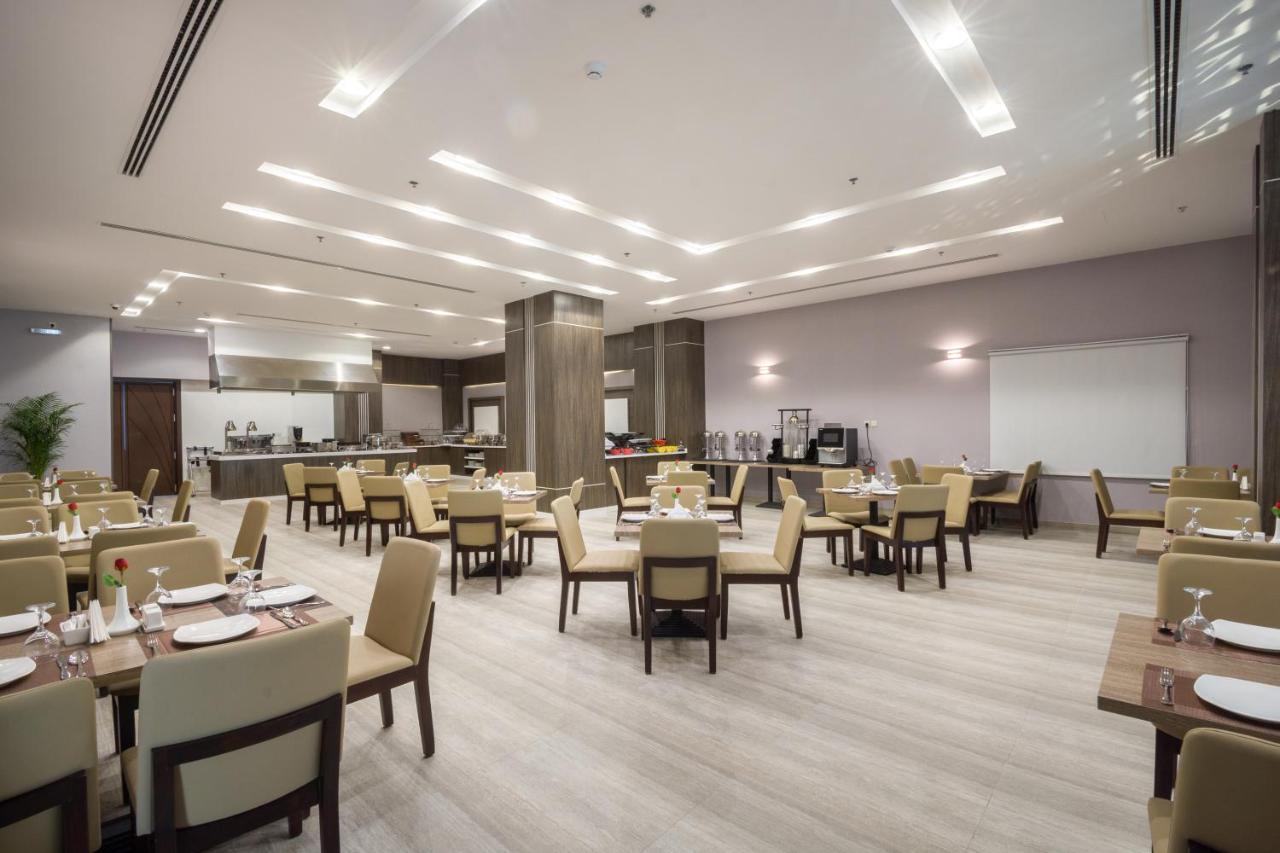 Enala Hotel - Ал Хубар Екстериор снимка